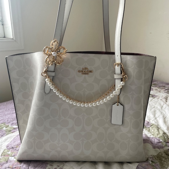 𝘊𝘰𝘢𝘤𝘩 𝘊𝘪𝘵𝘺 𝘛𝘰𝘵𝘦🤍 - Picture 5 of 5